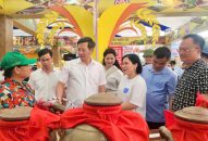 Đồng chí Lê Anh Quân kiểm tra khu trưng bày của Hải Phòng tại Triển lãm thành tựu đất nước