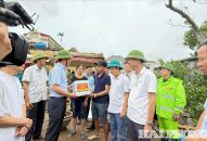 Đồng chí Phạm Văn Lập thăm, động viên các hộ dân xã Tân Minh bị ảnh hưởng của dông lốc