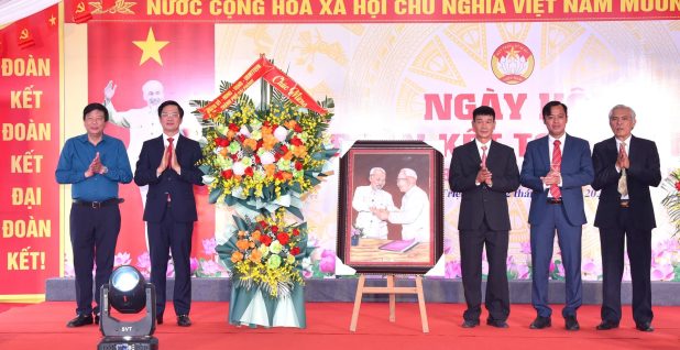 Đồng chí Phạm Văn Lập dự Ngày hội Đại đoàn kết ở phường Nam Triệu