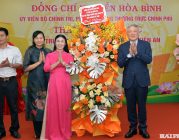 Phó Thủ tướng Thường trực Chính phủ Nguyễn Hòa Bình tặng Trường THPT Kiến An phòng học thông minh