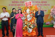 Phó Thủ tướng Thường trực Chính phủ Nguyễn Hòa Bình tặng Trường THPT Kiến An phòng học thông minh