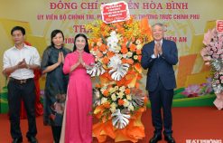 Phó Thủ tướng Thường trực Chính phủ Nguyễn Hòa Bình tặng Trường THPT Kiến An phòng học thông minh