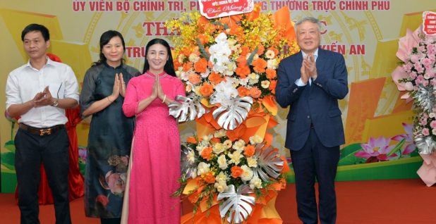 Phó Thủ tướng Thường trực Chính phủ Nguyễn Hòa Bình tặng Trường THPT Kiến An phòng học thông minh