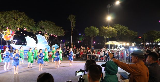 Sôi động các hoạt động văn hóa, văn nghệ tại phố đi bộ – chợ đêm Bạch Đằng
