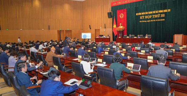 Phiên làm việc chiều 10/12: Các đại biểu HĐND thành phố biểu quyết nhất trí thông qua 29 nghị quyết