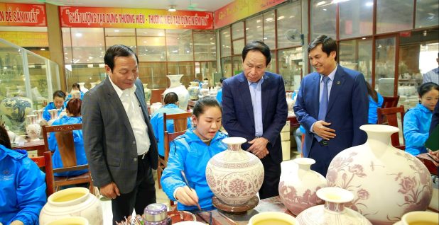 Bí thư Thành uỷ Lê Tiến Châu thăm, làm việc tại Công ty CP Gốm Chu Đậu và vùng trồng cà rốt xã Tuệ Tĩnh