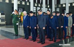 Các đồng chí lãnh đạo thành phố Hải Phòng viếng, chia buồn cùng gia quyến đồng chí Đoàn Duy Thành