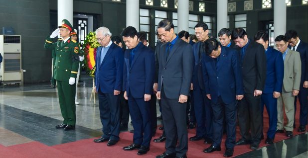 Các đồng chí lãnh đạo thành phố Hải Phòng viếng, chia buồn cùng gia quyến đồng chí Đoàn Duy Thành