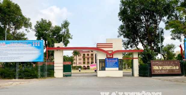 2 trường THPT chuyên giành nhiều giải thi học sinh giỏi các môn khoa học tự nhiên bằng tiếng Anh cấp thành phố