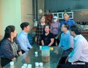 Phó Bí thư Thành ủy Phạm Văn Lập thăm hỏi, động viên gia đình ngư dân ở phường Nam Triệu gặp nạn trên biển