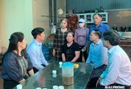 Phó Bí thư Thành ủy Phạm Văn Lập thăm hỏi, động viên gia đình ngư dân ở phường Nam Triệu gặp nạn trên biển