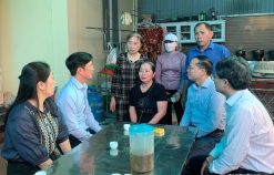 Phó Bí thư Thành ủy Phạm Văn Lập thăm hỏi, động viên gia đình ngư dân ở phường Nam Triệu gặp nạn trên biển