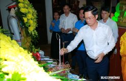 Dâng hương tưởng niệm 46 năm ngày mất Chủ tịch Tôn Ðức Thắng