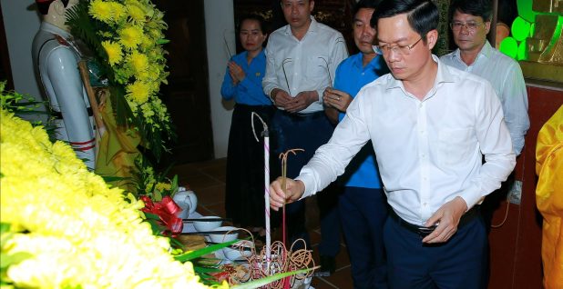 Dâng hương tưởng niệm 46 năm ngày mất Chủ tịch Tôn Ðức Thắng