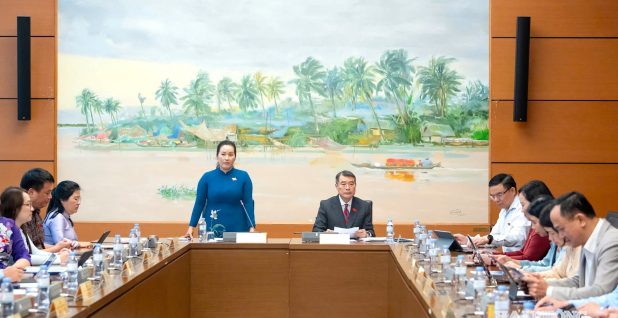 Đoàn đại biểu Quốc hội thành phố Hải Phòng thảo luận ở tổ