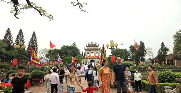 Lượng khách đến Lễ hội Văn miếu Mao Điền năm 2026 tăng mạnh